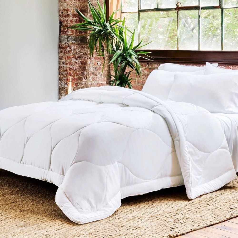 Buffy Cloud Comforter Queen/Full White NWT